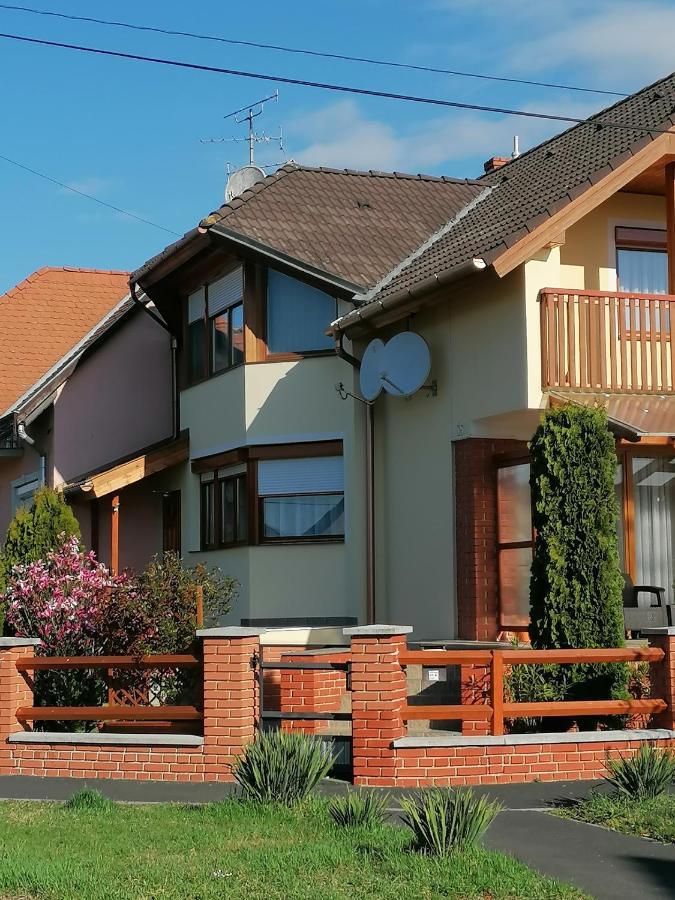 Marina-Buek Apartmanhaz Exteriör bild