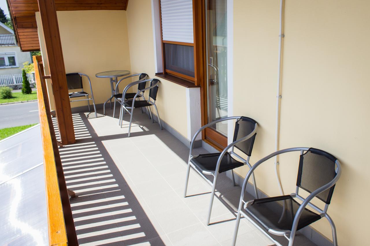 Marina-Buek Apartmanhaz Exteriör bild